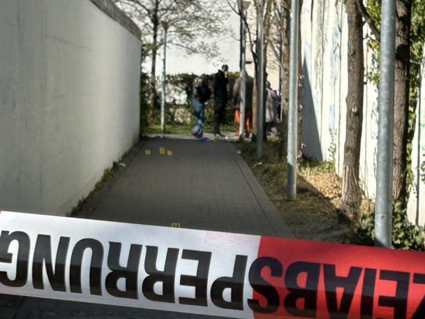 Die Polizei hat den mutmaßlichen Täter gefasst, die Spurensicherung ist vor Ort.