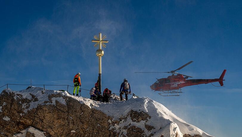Ein Helikopter hat das frische vergoldete Kreuz zurückgebracht.