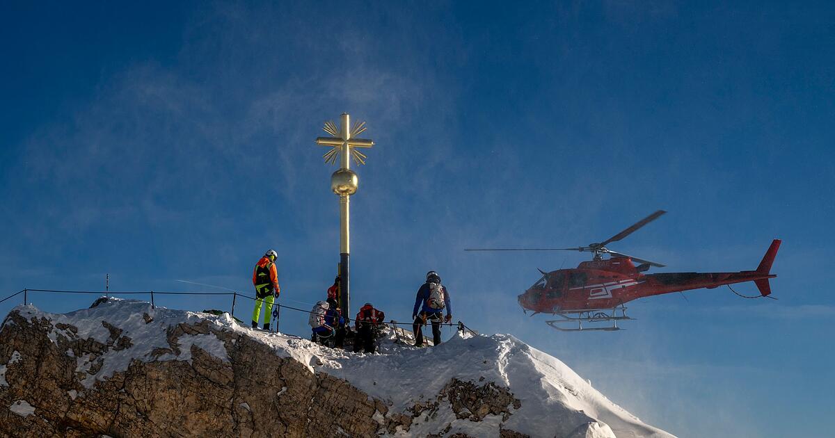 Gipfelkreuz-der-Zugspitze-frisch-vergoldet-zur-ck