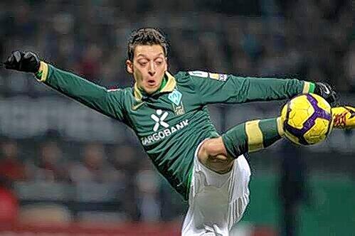 Akrobat am Ball: Aber wie lange zaubert Mesut Özil, die Entdeckung der WM in Südafrika, noch für Werder Bremen?