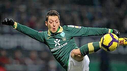 Akrobat am Ball: Aber wie lange zaubert Mesut Özil, die Entdeckung der WM in Südafrika, noch für Werder Bremen? Akrobat am Ball: Aber wie lange zaubert Mesut Özil, die Entdeckung der WM in Südafrika, noch für Werder Bremen?