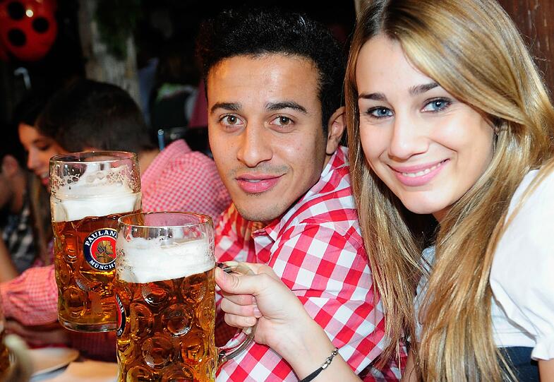 Thiago Alcantara und Julia Vigas