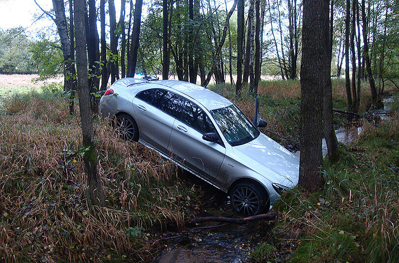 Auf seiner Flucht landete der Autodieb erst in einem Graben, dann prallte er gegen einen Baum. Die Polizei sucht Zeugen.
