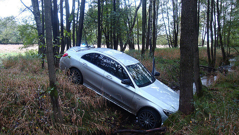 Auf seiner Flucht landete der Autodieb erst in einem Graben, dann prallte er gegen einen Baum. Die Polizei sucht Zeugen. Auf seiner Flucht landete der Autodieb erst in einem Graben, dann prallte er gegen einen Baum. Die Polizei sucht Zeugen.