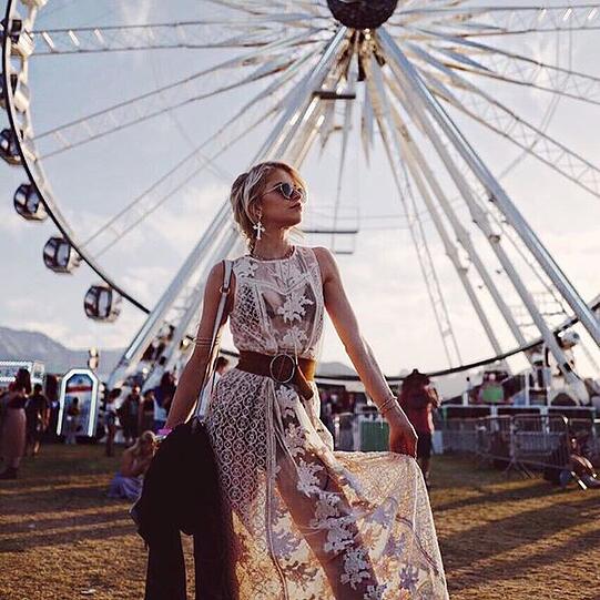 Wegen solcher Fotos träumen unzählige Teenie-Mädels von Coachella: Mode-Bloggerin Caro Daur im Boho-Kleid vorm Riesenrad in der Wüste.