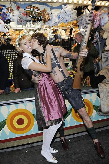Lederhose und nichts darunter: Bonnie Stranges Freund Leebo Freeman provozierte auf dem Oktoberfest.