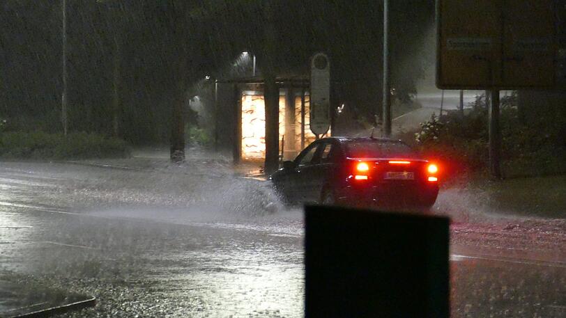 Überflutete Keller und Straßen. Nordbayern wurde vom Unwetter hart getroffen - die Bilder.