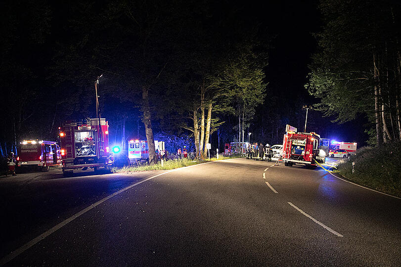 Auf der B305 zwischen Inzell und Ruhpolding ist es am Mittwochabend zu einem tödlichen Verkehrsunfall gekommen. Ein Biker war in den Gegenverkehr geraten und in ein Auto geprallt.