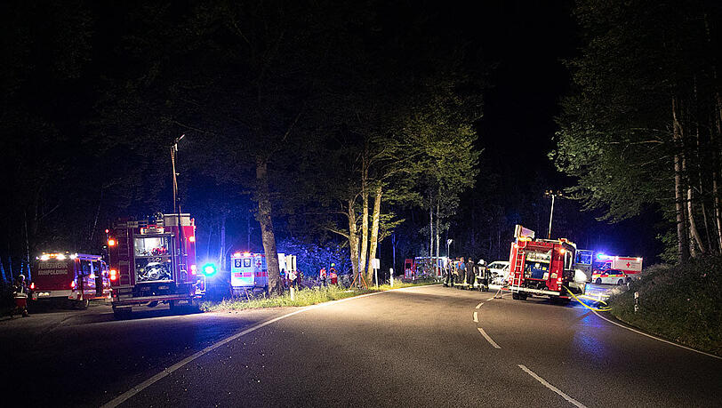 Auf der B305 zwischen Inzell und Ruhpolding ist es am Mittwochabend zu einem tödlichen Verkehrsunfall gekommen. Ein Biker war in den Gegenverkehr geraten und in ein Auto geprallt. Auf der B305 zwischen Inzell und Ruhpolding ist es am Mittwochabend zu einem tödlichen Verkehrsunfall gekommen. Ein Biker war in den Gegenverkehr geraten und in ein Auto geprallt.