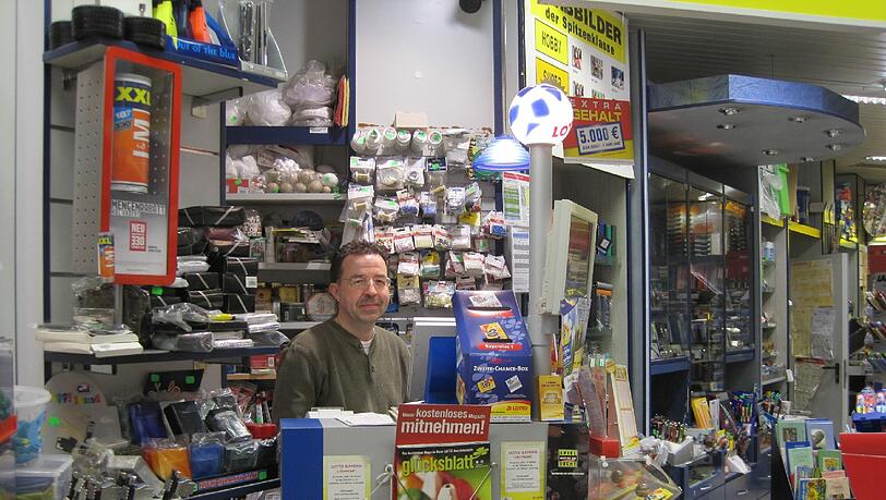 Verkauft Schreibwaren und mehr: Peter Kirchner in seinem Geschäft im Viertel. Verkauft Schreibwaren und mehr: Peter Kirchner in seinem Geschäft im Viertel.