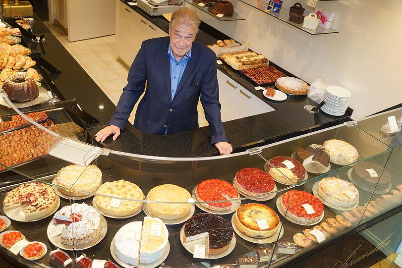 Kein Coffee to go, dafür eine riesige Auswahl an selbst gebackenen Kuchen und Torten gibt es im Café von Oskar Arzmiller. Foto: Daniel von Loeper