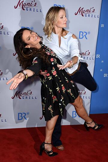 Christine Neubauer und Monika Gruber albern auf dem roten Teppich.