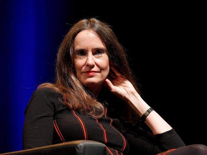 Tanja Kinkel sitzt auf einer Bühne. Foto: Markus Scholz/Archivbild