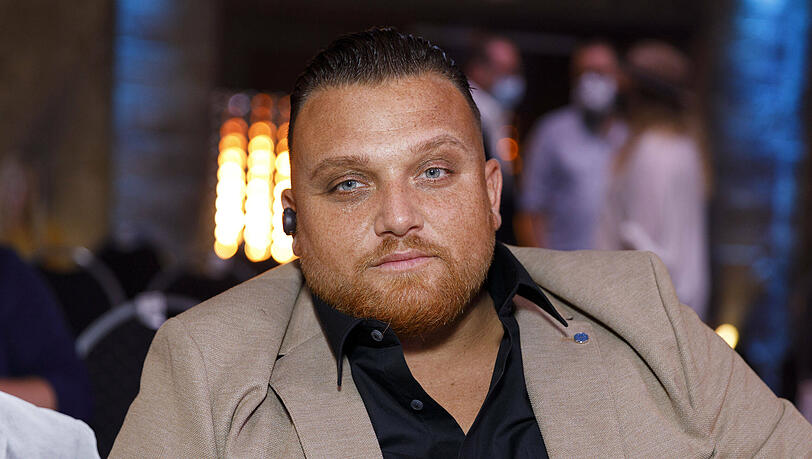 Der ehemalige DSDS-Star Menowin Fröhlich wurde zu einer Haftstrafe ohne Bewährung verurteilt.