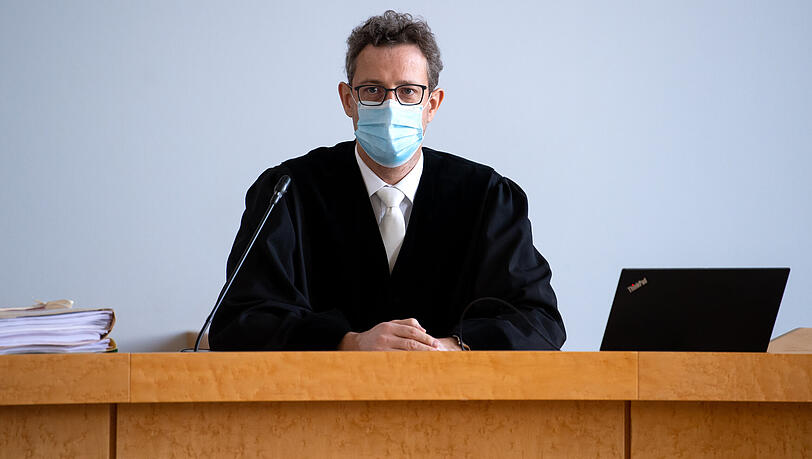 Der vorsitzende Richter, Georg Werner, sitzt vor Verhandlungsbeginn in einem Gerichtssaal im Landgericht. Der vorsitzende Richter, Georg Werner, sitzt vor Verhandlungsbeginn in einem Gerichtssaal im Landgericht.