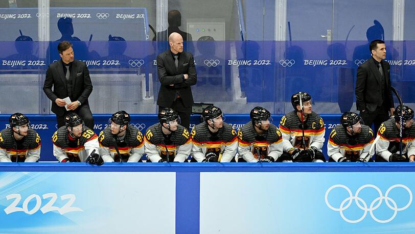 Bleibt Toni Söderholm (r) Trainer der deutschen Eishockey-Männer?