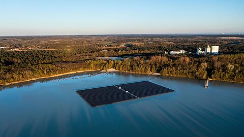 Eine sogenannte Floating-PV-Anlage schwimmt auf dem Silbersee III in Haltern am See.