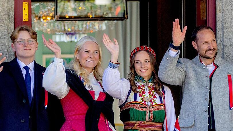 Die norwegische Kronprinzen-Familie wünscht über Instagram einen schönen Sommer.