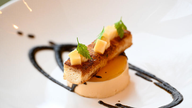 Steckrübe mit gelber Beete, schwarzer Nuss und Brioche Steckrübe mit gelber Beete, schwarzer Nuss und Brioche
