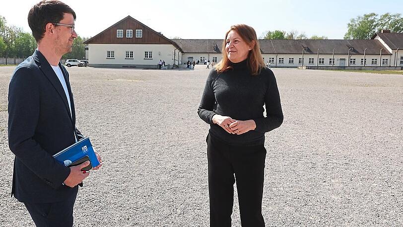 Gabriele Hammermann im Gespräch mit AZ-Lokalchef Felix Müller in der KZ-Gedenkstätte Dachau.  Fotos: Sigi Müller