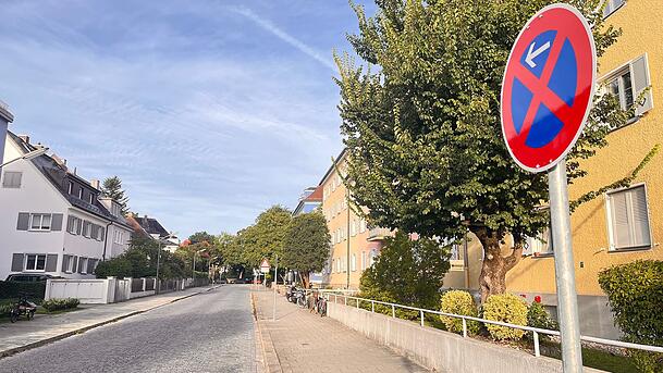 Die Kriemhildenstraße, von der Kreuzung Guntherstraße aus gesehen: Links und rechts ist jetzt Parkverbot. Das verärgert die Anwohner.