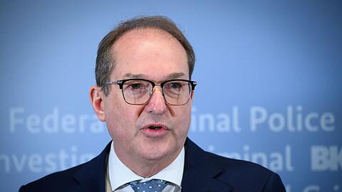 Bundesinnenminister Dobrindt will Asylbewerber schneller in Arbeit bringen. (Archivfoto)