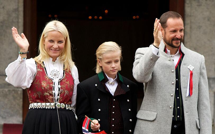 Prinzessin Mette-Marit, Marius Borg Hoiby (Mitte) und Prinz Haakon besuchen eine Parade im Jahr 2011.