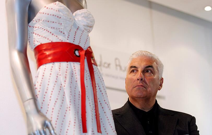 Die Stiftung wurde von Amy's Vater Mitch Winehouse nach ihrem Tod ins Leben gerufen. Auf dem Bild posiert er neben dem Kleid dass an diesem Tag versteigert wird.