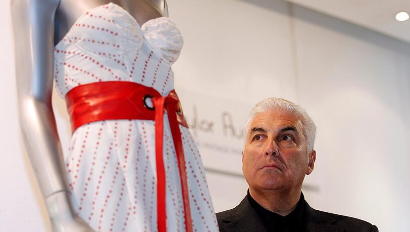 Die Stiftung wurde von Amy's Vater Mitch Winehouse nach ihrem Tod ins Leben gerufen. Auf dem Bild posiert er neben dem Kleid dass an diesem Tag versteigert wird. Die Stiftung wurde von Amy's Vater Mitch Winehouse nach ihrem Tod ins Leben gerufen. Auf dem Bild posiert er neben dem Kleid dass an diesem Tag versteigert wird.