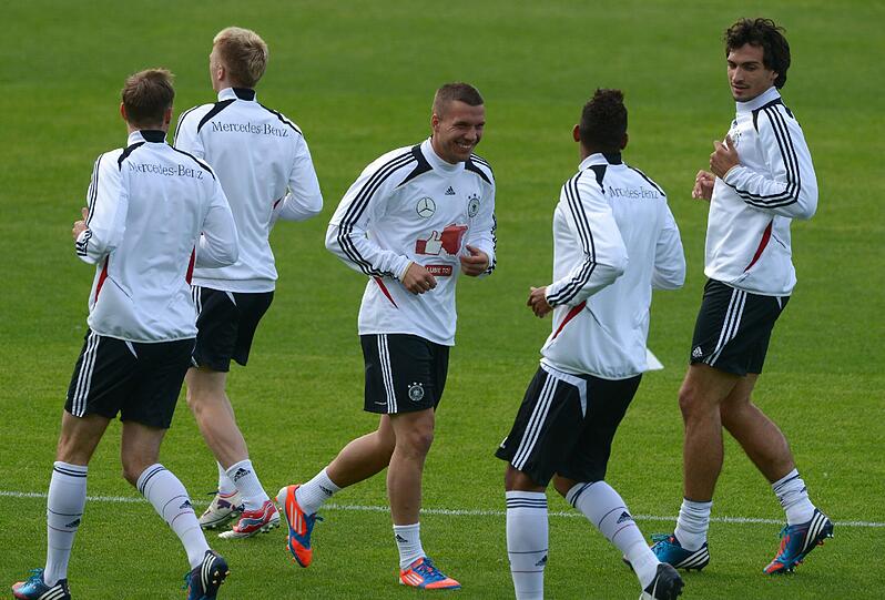 "Dankeschön, Polen" und "Gefällt mir" auf Polnisch - mit 11.000 Fans gerät das erste DFB-Training in Polen zum herzlichen Willkommensfest - und zur Geburtstagsparty für Lukas Podolski.