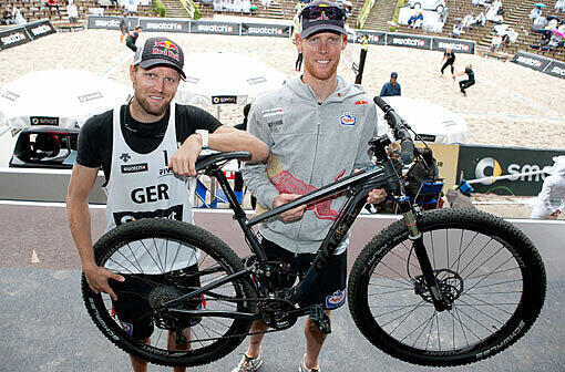 Es war Herrenmountainbike von den Beachvolleyball- Olympiasiegern Reckermann/Brink handsigniert worden und sollte für eine Charity-Veranstaltung zu Gunsten kranker Kinder versteigert werden.