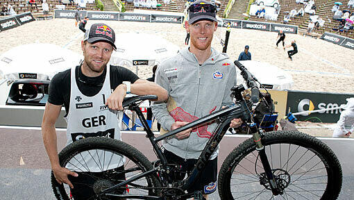 Es war Herrenmountainbike von den Beachvolleyball- Olympiasiegern Reckermann/Brink handsigniert worden und sollte für eine Charity-Veranstaltung zu Gunsten kranker Kinder versteigert werden. Es war Herrenmountainbike von den Beachvolleyball- Olympiasiegern Reckermann/Brink handsigniert worden und sollte für eine Charity-Veranstaltung zu Gunsten kranker Kinder versteigert werden.
