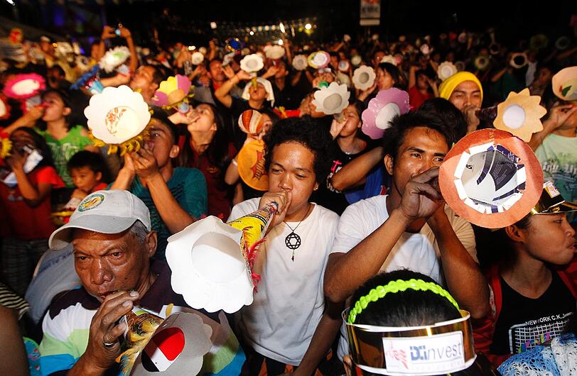 Mit einem Weltrekord ins neue Jahr: In Davao City in den südlichen Philippinen wird der Rekord für die meisten SimultanTröter aufgestellt.
