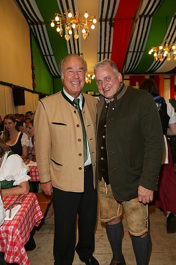 Wiesnwirt Peter Inselkammer (l.) und Christian Schottenhamel im Armbrustschützenzelt.