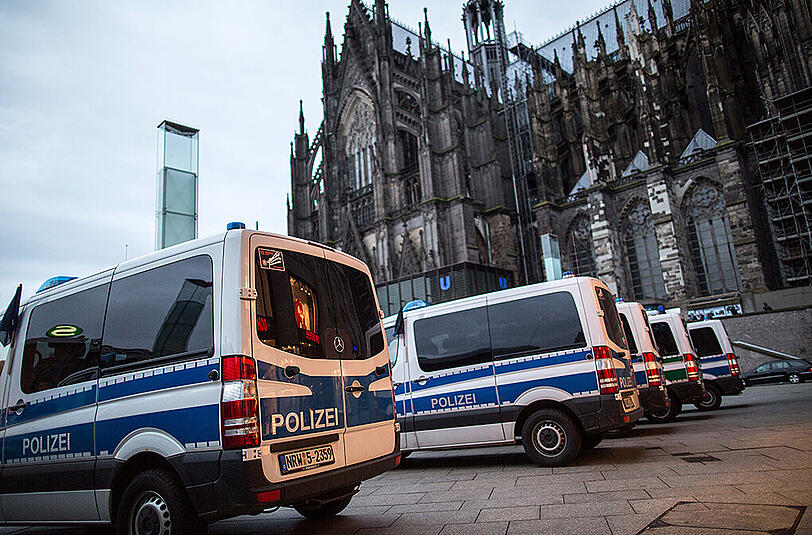Erhöhte Polizeipräsenz vor dem Kölner Dom.