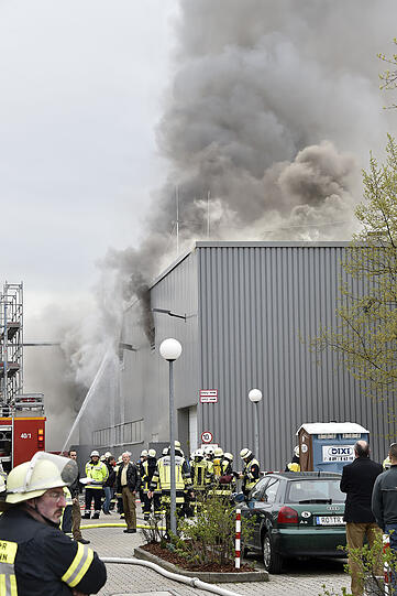 Ein technischer Defekt führte zu einem Großbrand beim Textilprouzenten Gore. Hier die Bilder des Brandes.