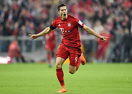 Völlig losgelöst: Bayern-Goalgetter Robert Lewandowski.