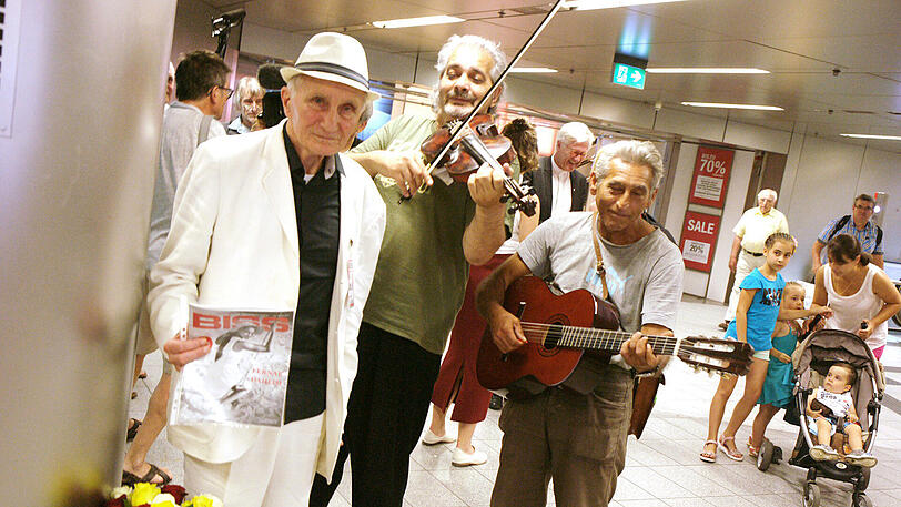 Ein Ständchen für den Jubilar: Tibor Adamec (l.) ist mit seinen 80 Jahren der älteste "Biss"-Verkäufer.