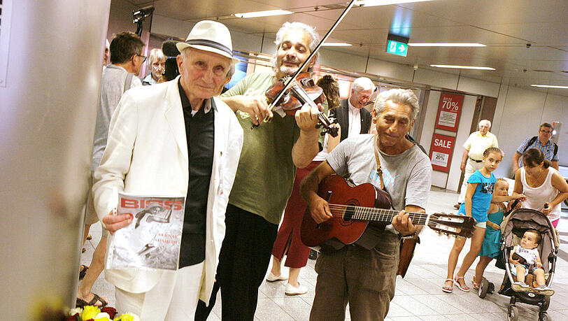 Ein Ständchen für den Jubilar: Tibor Adamec (l.) ist mit seinen 80 Jahren der älteste "Biss"-Verkäufer. Ein Ständchen für den Jubilar: Tibor Adamec (l.) ist mit seinen 80 Jahren der älteste "Biss"-Verkäufer.