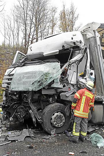 Ein Sattelzug rast ins Stauende. Der Fahrer hat einen Schutzengel. Die Bilder vom Unfall.