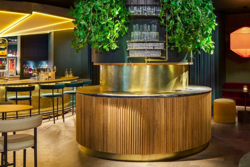 Die Ory-Bar ist vom Mandarin Oriental als auch von der Straße aus zugänglich.