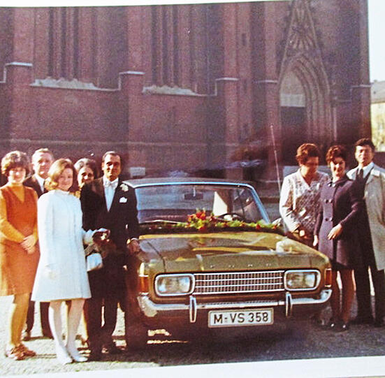 Die Familie Tamas 1970: Hochzeit mit Ford Taunus am Mariahilfplatz.