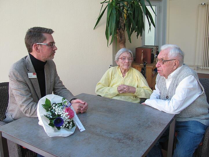 Einrichtungsleiter Markus Hirt mit Marianne (89) und Robert Mauer (93). Sie sind leben seit sechs Jahren im Haus und sind seit 70 Jahren verheiratet.