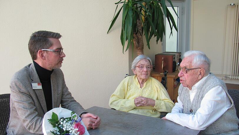 Einrichtungsleiter Markus Hirt mit Marianne (89) und Robert Mauer (93). Sie sind leben seit sechs Jahren im Haus und sind seit 70 Jahren verheiratet. Einrichtungsleiter Markus Hirt mit Marianne (89) und Robert Mauer (93). Sie sind leben seit sechs Jahren im Haus und sind seit 70 Jahren verheiratet.