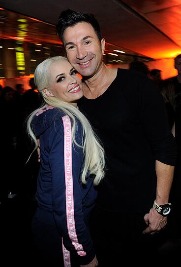 TV-Blondine Daniela Katzenberger (33) suchte ihre Liebe einst via Reality-TV. Fündig wurde sie aber abseits der Kameras und heiratete Lucas Cordalis (52). Die beiden trennen 19 Jahre.