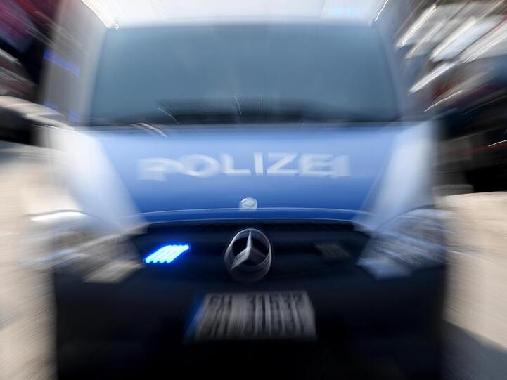 Ein Polizeiwagen mit eingeschalteten Blauchlicht (Foto mit Zoomeffekt). Foto: Carsten Rehder/Archiv