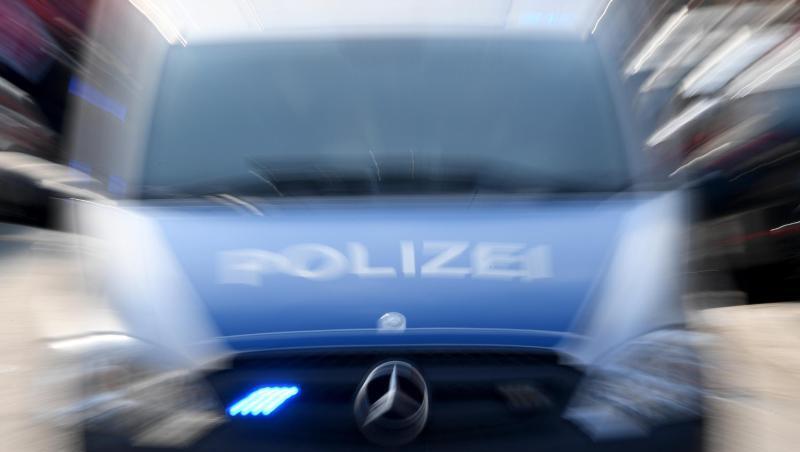 Ein Polizeiwagen mit eingeschalteten Blauchlicht (Foto mit Zoomeffekt). Foto: Carsten Rehder/Archiv Ein Polizeiwagen mit eingeschalteten Blauchlicht (Foto mit Zoomeffekt). Foto: Carsten Rehder/Archiv