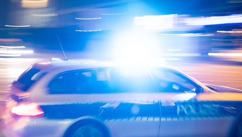 Ein Polizeiauto fährt unter Einsatz von Blaulicht und Sirene eine Straße entlang. Foto: Lino Mirgeler/Archiv Ein Polizeiauto fährt unter Einsatz von Blaulicht und Sirene eine Straße entlang. Foto: Lino Mirgeler/Archiv