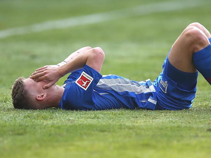 Hertha-Spieler Maximilian Mittelstädt liegt nach dem Abpfiff frustriert auf dem Spielfeld.
