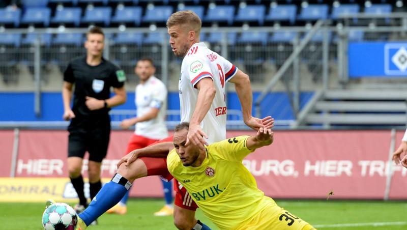 Hamburgs Simon Terodde (l) und Würzburgs Ewerton kämpfen um den Ball.